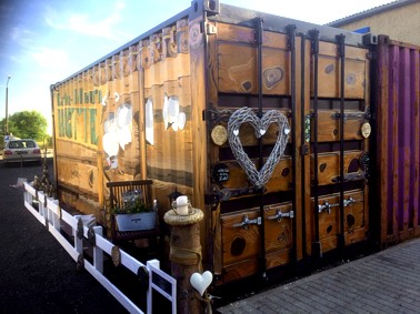 Ein aufgearbeiteter Seecontainer in Holzoptik, 2018, Auftragswerk