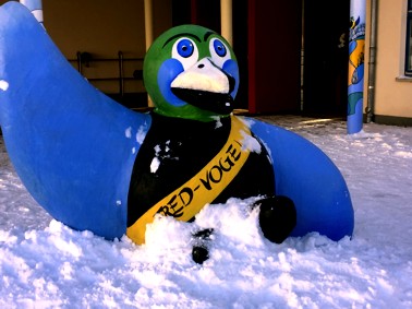 auf dem Schulhof der Grundschule Fredersdorf; entstanden 2000, Auftragswerk zum Thema FredVogel, VG-BK-Urh. 936 702